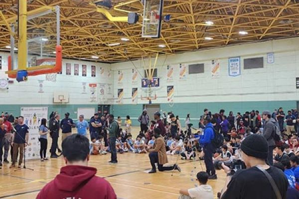 Jouer au basketball pour lutter contre la violence chez les jeunes