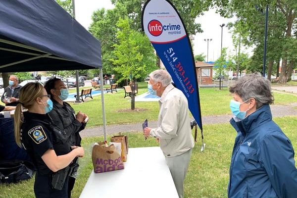 Café avec un policier en plein air à Anjou