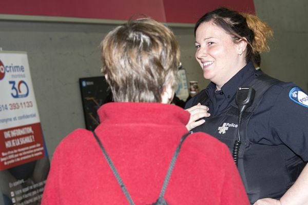 Journée provinciale café avec un policier